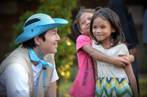 Jung meets children at the Beldangi refugee camp in eastern Nepal. ©UNHCR/Cho Sei-hon